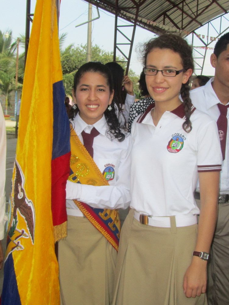 Austauschschülerin mit Flaggenträgerin in Ecuador